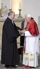 Benoît XVI avec Nikolaus Schneider, président du Conseil de l’Église évangélique en Allemagne, au couvent des Augustins, à Erfurt
